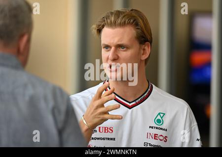 BAHREÏN, Sakhir, 21 février : Mick SCHUMACHER, pilote de réserve Mercedes-GP, observe les activités durant la première journée des essais F1 sur le circuit International de Bahreïn le 21 février 2024 à Bahreïn, essais de formule 1, photo et copyright Jerry ANDRE / ATP images (ANDRE Jerry / ATP / SPP) Banque D'Images