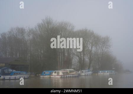 Matin d'hiver brumeux, bateaux de plaisance à Frys Island, Tamise, Reading, Berkshire, Angleterre, UK, GB. Banque D'Images