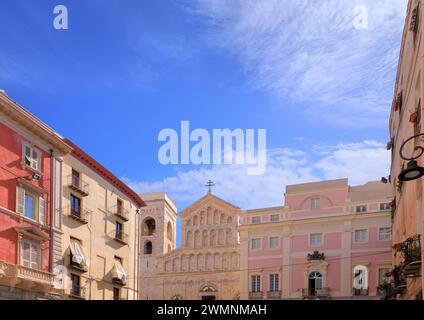 Paysage urbain de Cagliari en Sardaigne, Italie : aperçu de la place Palazzo dans le quartier du Château. Banque D'Images