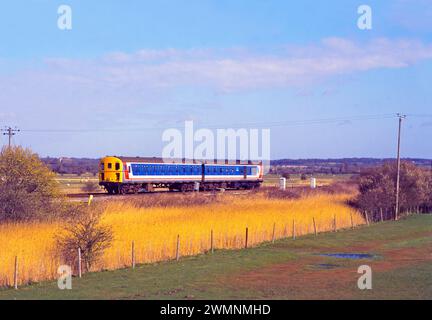 Classe 207 "thumper" diesel multiple unit numéro 207101 fonctionnant un service "Marshlink" approche Appledore le 16 mars 1995. Banque D'Images