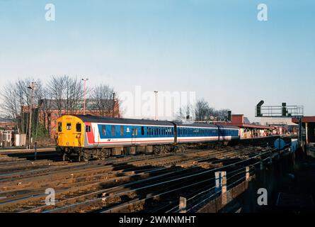 La classe 205 "thumper" diesel multiple unit numéro 205032 part de la station Redhill avec un service Network Southeast le 28 janvier 1994. Banque D'Images