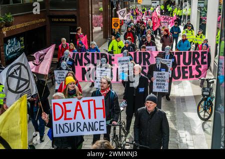 Londres, Royaume-Uni. 27 février 2024. Une rébellion d’extinction assure notre futur Rallye & Marche dans la City de Londres. Ils tentent d’encourager les assureurs à s’engager à ne pas assurer de nouveaux projets liés au carbone. Crédit : Guy Bell/Alamy Live News Banque D'Images