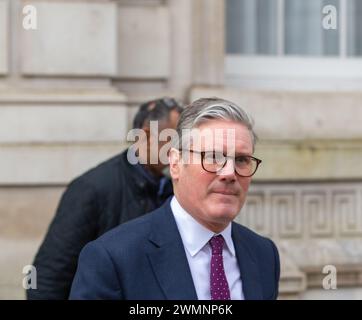 Londres, Royaume-Uni. 27 février 2024. Sir Keir Starmer, chef du Parti travailliste, quitte le bureau du Cabinet après avoir rencontré Whitehall crédit : Richard Lincoln/Alamy Live News Banque D'Images