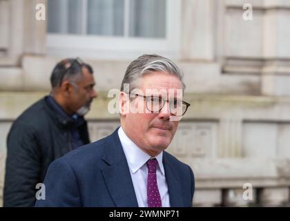 Londres, Royaume-Uni. 27 février 2024. Sir Keir Starmer, chef du Parti travailliste, quitte le bureau du Cabinet après avoir rencontré Whitehall crédit : Richard Lincoln/Alamy Live News Banque D'Images