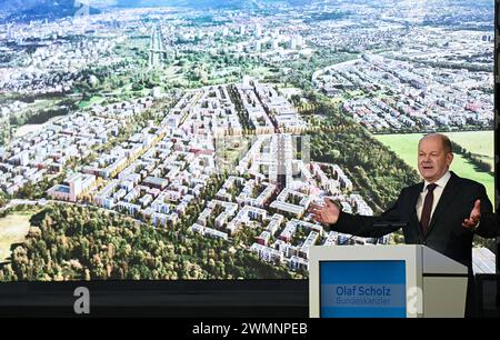 Fribourg, Allemagne. 27 février 2024. Le chancelier fédéral Olaf Scholz (SPD) parle devant une image informatique du projet de construction lors d'une cérémonie inaugurale pour le grand nouveau quartier de Dietenbach à Fribourg. Crédit : Bernd Weißbrod/dpa/Alamy Live News Banque D'Images