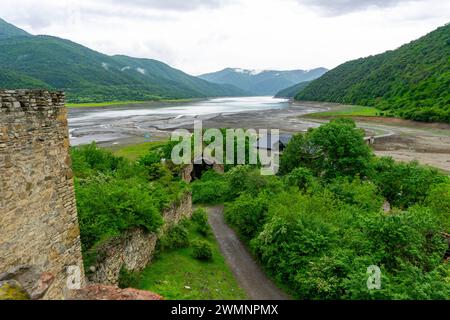 Forteresse et église d'Ananuri le long du réservoir Schinvali, Géorgie Banque D'Images