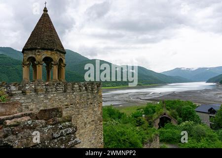 Forteresse et église d'Ananuri le long du réservoir Schinvali, Géorgie Banque D'Images