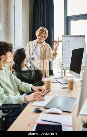 professionnels de la retouche post-production discutant de projet dans un bureau moderne, jeunes hommes dans les années 20 Banque D'Images