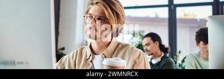 bannière de l'homme travaillant sur le projet créatif et à l'aide d'un moniteur d'ordinateur dans le bureau, retouche équipe Banque D'Images