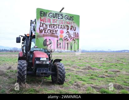 Fribourg, Allemagne. 27 février 2024. Les agriculteurs manifestent avec des tracteurs et des banderoles contre la politique agricole du gouvernement allemand lors d'une cérémonie inaugurale pour le nouveau grand district de Dietenbach à Fribourg. Crédit : Bernd Weißbrod/dpa/Alamy Live News Banque D'Images