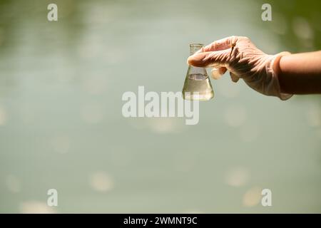 Échantillonnage de l'eau à des fins d'analyse. Etude de la qualité des déchets et de l'eau potable. Analyse de l'eau Banque D'Images