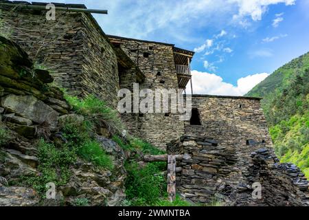 Shatili village médiéval forteresse Shatili est un village historique des hautes terres en Géorgie, près de la frontière avec la Tchétchénie. Il est situé sur la slop nord Banque D'Images