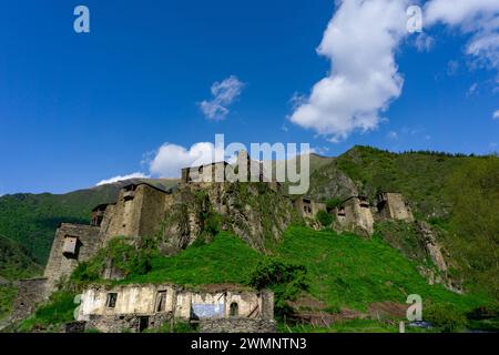 Shatili village médiéval forteresse Shatili est un village historique des hautes terres en Géorgie, près de la frontière avec la Tchétchénie. Il est situé sur la slop nord Banque D'Images