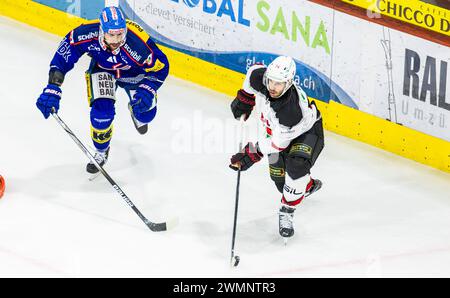 EHC Kloten - Lausanne HC, Stimo Arena, Ligue nationale NL, saison régulière : Stürmer #14 Jason Fuchs (Lausanne) muss den Puck gegen Verteidiger #41 Lean Banque D'Images