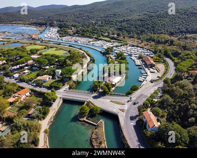 Vue aérienne du canal qui relie la lagune d'Orbetello à la mer Banque D'Images