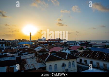 Coucher de soleil sur Stone Town, Zanzibar Banque D'Images