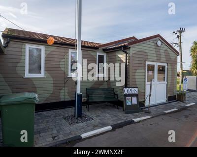 Eastchurch, Kent, Royaume-Uni. 27 février 2024. Une nouvelle aile a ouvert ses portes au musée de l'aviation d'Eastchurch, d'importance nationale, sur l'île de Sheppey, dans le Kent. Sheppey est connu comme le berceau et le berceau de l'aviation britannique. L'espace du musée a plus que doublé grâce aux dons et aux efforts considérables des bénévoles du musée. Le musée se trouve au HMP Standford Hill mais il est ouvert au public. Pic : Nouvelle aile et entrée. Crédit : James Bell/Alamy Live News Banque D'Images