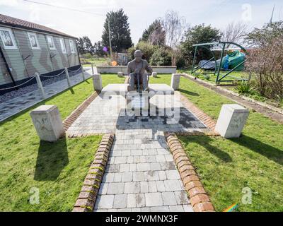 Eastchurch, Kent, Royaume-Uni. 27 février 2024. Une nouvelle aile a ouvert ses portes au musée de l'aviation d'Eastchurch, d'importance nationale, sur l'île de Sheppey, dans le Kent. Sheppey est connu comme le berceau et le berceau de l'aviation britannique. L'espace du musée a plus que doublé grâce aux dons et aux efforts considérables des bénévoles du musée. Le musée se trouve au HMP Standford Hill mais il est ouvert au public. Pic : Nouvelle sculpture. Crédit : James Bell/Alamy Live News Banque D'Images