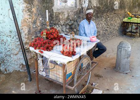 Un étal de fruits Rambutan dans le marché alimentaire en plein air, Stone Town, Zanzibar Banque D'Images