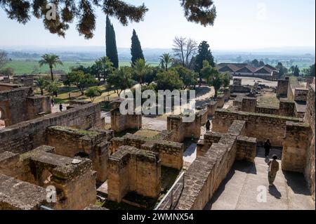 Visiteurs errant autour des ruines du Madinat al-Zahra ou Medina Azahara, un site archéologique d'un palais-ville fortifié maure construit o Banque D'Images