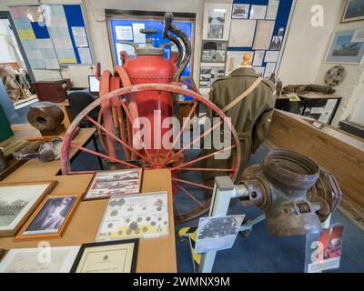 Eastchurch, Kent, Royaume-Uni. 27 février 2024. Une nouvelle aile a ouvert ses portes au musée de l'aviation d'Eastchurch, d'importance nationale, sur l'île de Sheppey, dans le Kent. Sheppey est connu comme le berceau et le berceau de l'aviation britannique. L'espace du musée a plus que doublé grâce aux dons et aux efforts considérables des bénévoles du musée. Le musée se trouve au HMP Standford Hill mais il est ouvert au public. Pic : un moteur à incendie en mousse dans l'aile d'origine. Crédit : James Bell/Alamy Live News Banque D'Images