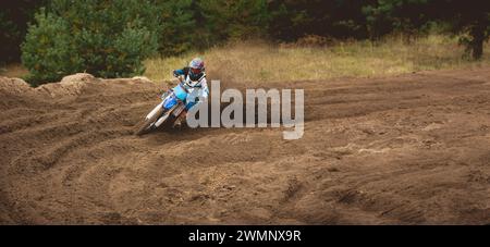 Moto cross - MX Girl motard à la course en Russie - un virage serré et le jet de saleté Banque D'Images
