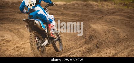 Moto cross - MX Girl motard à la course en Russie - un virage serré et le jet de saleté, vue arrière - gros plan Banque D'Images