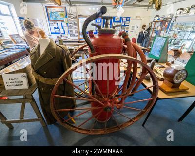 Eastchurch, Kent, Royaume-Uni. 27 février 2024. Une nouvelle aile a ouvert ses portes au musée de l'aviation d'Eastchurch, d'importance nationale, sur l'île de Sheppey, dans le Kent. Sheppey est connu comme le berceau et le berceau de l'aviation britannique. L'espace du musée a plus que doublé grâce aux dons et aux efforts considérables des bénévoles du musée. Le musée se trouve au HMP Standford Hill mais il est ouvert au public. Pic : un moteur à incendie en mousse dans l'aile d'origine. Crédit : James Bell/Alamy Live News Banque D'Images