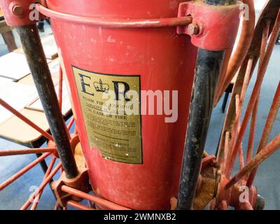 Eastchurch, Kent, Royaume-Uni. 27 février 2024. Une nouvelle aile a ouvert ses portes au musée de l'aviation d'Eastchurch, d'importance nationale, sur l'île de Sheppey, dans le Kent. Sheppey est connu comme le berceau et le berceau de l'aviation britannique. L'espace du musée a plus que doublé grâce aux dons et aux efforts considérables des bénévoles du musée. Le musée se trouve au HMP Standford Hill mais il est ouvert au public. Pic : un moteur à incendie en mousse dans l'aile d'origine. Crédit : James Bell/Alamy Live News Banque D'Images