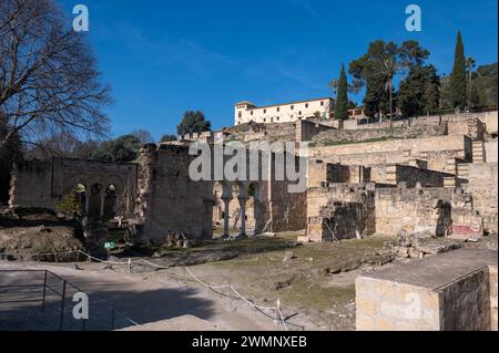 Une partie des ruines du Madinat al-Zahra ou Medina Azahara, un palais fortifié construit à la périphérie ouest de Cordoue en Andalousie, sou Banque D'Images