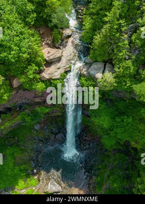 Photographie par drone à vue surélevée des chutes Kaaterskill une cascade en deux étapes sur Spruce Creek dans les montagnes Catskill de l'est de New York, entre les Banque D'Images