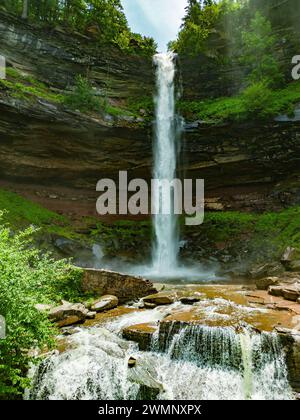 Photographie par drone à vue surélevée des chutes Kaaterskill une cascade en deux étapes sur Spruce Creek dans les montagnes Catskill de l'est de New York, entre les Banque D'Images