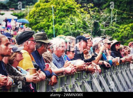 Crickhowell, Brecon Beacons, pays de Galles, Royaume-Uni. 19 août 2023. Le Green Man Festival est un festival indépendant de musique, de sciences et d'arts qui se tient chaque année à la mi-août dans les Brecon Beacons, au pays de Galles. Green Man a évolué pour devenir un événement d'une semaine d'une capacité de 25 000 personnes, mettant en vedette principalement de la musique live. Photo : les fans à l'avant de la foule regardent la scène principale crédit : Nidpor/Alamy Live News Banque D'Images