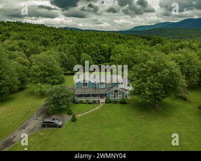 Photographie par drone à vue surélevée d'une maison de vacances à Kaaterskill Falls une cascade à deux étages sur Spruce Creek dans l'est des montagnes Catskill de ne Banque D'Images