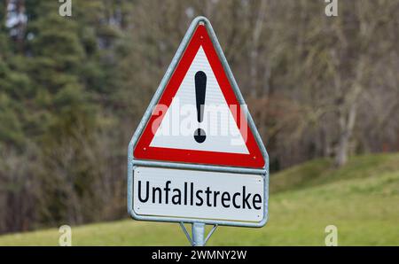 Ein Schild auf der Irchelstrasse avertit davor das man sich auf einer Unfallstrecke befindet. (Freienstein-Teufen, Schweiz, 06.03.2023) Banque D'Images