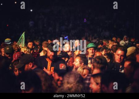 Crickhowell, Brecon Beacons, pays de Galles, Royaume-Uni. 19 août 2023. Le Green Man Festival est un festival indépendant de musique, de sciences et d'arts qui se tient chaque année à la mi-août dans les Brecon Beacons, au pays de Galles. Green Man a évolué pour devenir un événement d'une semaine d'une capacité de 25 000 personnes, mettant en vedette principalement de la musique live. Sur la photo : foules de festivaliers la nuit crédit : Nidpor/Alamy Live News Banque D'Images