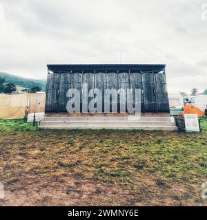 Crickhowell, Brecon Beacons, pays de Galles, Royaume-Uni. 20 août 2023. Le Green Man Festival est un festival indépendant de musique, de sciences et d'arts qui se tient chaque année à la mi-août dans les Brecon Beacons, au pays de Galles. Green Man a évolué pour devenir un événement d'une semaine d'une capacité de 25 000 personnes, mettant en vedette principalement de la musique live. Photo : ECO WC festival loo crédit : Nidpor/Alamy Live News Banque D'Images