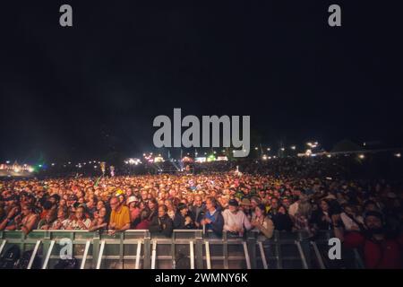 Crickhowell, Brecon Beacons, pays de Galles, Royaume-Uni. 19 août 2023. Le Green Man Festival est un festival indépendant de musique, de sciences et d'arts qui se tient chaque année à la mi-août dans les Brecon Beacons, au pays de Galles. Green Man a évolué pour devenir un événement d'une semaine d'une capacité de 25 000 personnes, mettant en vedette principalement de la musique live. Photo : les fans à l'avant de la foule regardent la scène principale crédit : Nidpor/Alamy Live News Banque D'Images