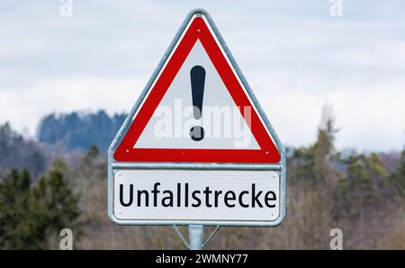 Ein Schild auf der Irchelstrasse avertit davor das man sich auf einer Unfallstrecke befindet. (Freienstein-Teufen, Schweiz, 06.03.2023) Banque D'Images