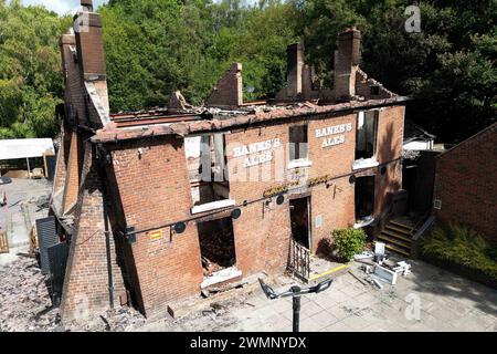 Photo du dossier datée du 7/8/2023 des restes brûlés du pub Crooked House près de Dudley. Les propriétaires de la Crooked House ont reçu l'ordre de reconstruire le pub "à ce qu'il était" avant l'incendie criminel présumé qui l'a détruit l'année dernière. Le conseil du South Staffordshire a annoncé qu'il avait signifié un avis d'exécution aux propriétaires mardi. Date d'émission : mardi 27 février 2024. Banque D'Images