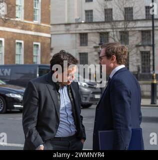 Londres, Royaume-Uni. 26 février Johnny Mercer, ministre des anciens combattants vu avec Tom Tugendhat MBE député ministre d'État devant le bureau du cabinet 70 Whitehall crédit : Richard Lincoln/Alamy Live News Banque D'Images