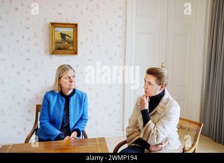 Magdalena Andersson, présidente du parti social-démocrate de Suède, et mette Frederiksen, première ministre danoise, lors d'une réunion SAMAK à Marienborg à Kongens Lyngby, mardi 27 février 2024. SAMAK est le comité de coopération nordique du mouvement syndical. (Photo : Liselotte Sabroe/Ritzau Scanpix) Banque D'Images