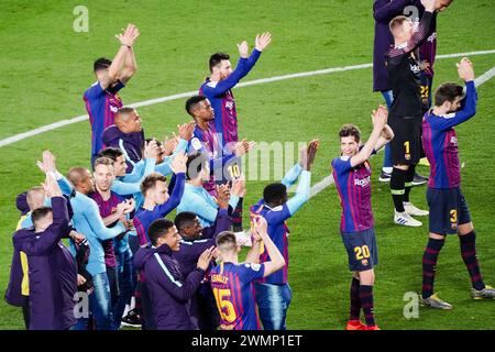 CÉLÉBRATION DU TITRE, BARCELONA FC, 2019 : les joueurs de Barcelone saluent leurs fans hardcore Culers sur leur parade de tour de victoire pour célébrer avec les fans et leurs jeunes enfants. Dernier match de la saison de Liga 2018-19 en Espagne entre Barcelone FC et Levante au Camp Nou, Barcelone, le 27 avril 2019. Le Barça a remporté le match 1-0 avec un but Messi en seconde mi-temps pour décrocher consécutivement des titres de la Liga et leur huitième en 11 ans. Banque D'Images