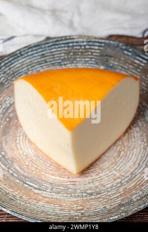 Fromage Gouda. Produits laitiers. Tranches de fromage Gouda sur une assiette Banque D'Images