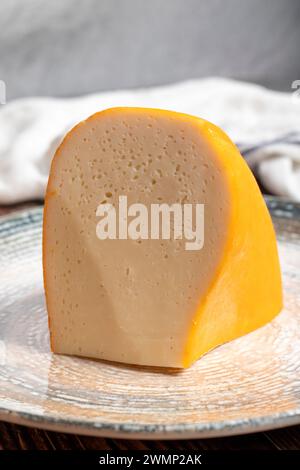 Fromage Gouda. Produits laitiers. Tranches de fromage Gouda sur une assiette Banque D'Images