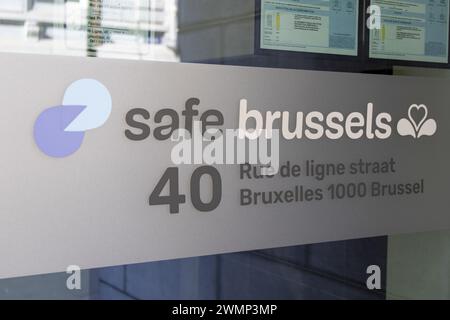 Bruxelles, Belgique. 27 février 2024. Le logo Safe.Brussels photographié lors d’une conférence de presse à l’issue d’une réunion du conseil régional de sécurité de Bruxelles pour discuter de la violence liée à la drogue à Bruxelles, mardi 27 février 2024. BELGA PHOTO NICOLAS MAETERLINCK crédit : Belga News Agency/Alamy Live News Banque D'Images