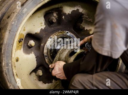 OLOMOUCKA - un ancien char T-72 est en cours de rénovation à l'usine d'armement de l'armée Excalibur. Les chars sont modernisés en partie avec de l'argent néerlandais et sont livrés à l'Ukraine, qui les utilise dans la lutte contre la Russie. ANP SEM VAN DER WAL netherlands Out - belgique Out Banque D'Images