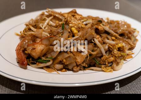 Frit Char Kway Teow est un plat de nouilles de riz sautées populaire en Malaisie et à Singapour. Banque D'Images