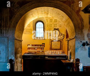 Boutique de souvenirs dans l'église de Santa Prassede, Rome, Italie Banque D'Images