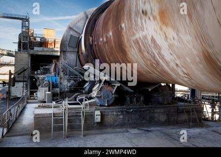 Antoing, Belgique. 27 février 2024. Illustration photo prise lors d'une visite de presse à la cimenterie Heidelberg Materials à Antoing, mardi 27 février 2024. Avec le projet Anthemis, l’usine a l’intention d’équiper son four d’une installation de captage du carbone, dans le but d’atteindre le bilan carbone net zéro. BELGA PHOTO BENOIT DOPPAGNE crédit : Belga News Agency/Alamy Live News Banque D'Images